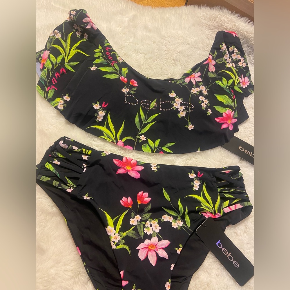 NWT!Bebe women’s 2-piece floral swimsuit Medium rhinestone Bebe Logo black multi